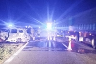 Choque e incendio entre un camin y una camioneta en la autopista