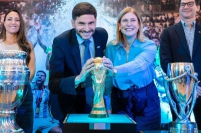 La seleccin argentina de ftbol exhibe sus trofeos en Santa Fe