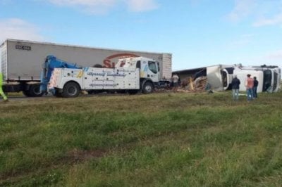 Volc un camin que transportaba golosinas a la altura de Carcara