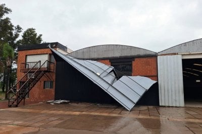 Techos volados y rboles cados tras un fuerte temporal en el departamento San Jernimo