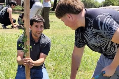 Alumnos de Puerto Gaboto plantaron algarrobos en el Camping Comunal 