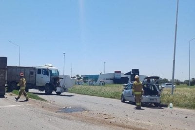 San Genaro: un camin y un auto con juveniles de Coln sufrieron un choque