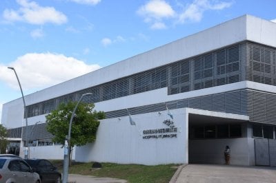 Un joven pelea por si vida tras ser atacado a balazos en barrio Liceo Norte