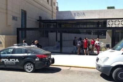 Santa Fe: por la demora de un turno, un hombre atac a policas y termin detenido 