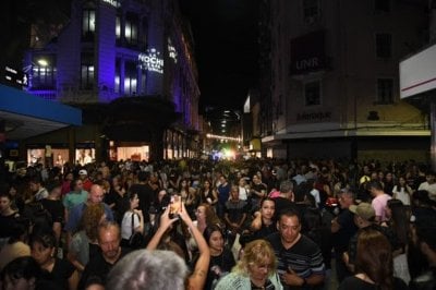 La última Noche de las Peatonales del año convocó a una multitud en el centro rosarino En la previa de las Fiestas