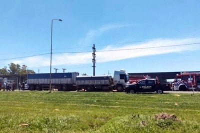 Dos camiones chocaron de frente en un cruce de la ruta 33