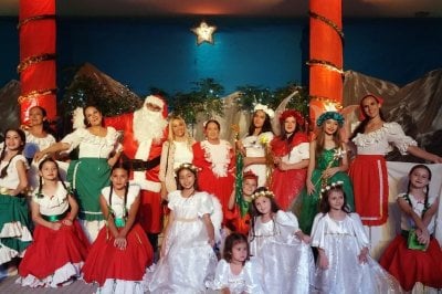 La Academia de Danzas Folclricas de Coronda brill en su ciudad y en Arocena con el tradicional Cuento de Navidad