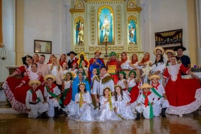 La Academia de Danzas Folclricas de Coronda brill en su ciudad y en Arocena con el tradicional Cuento de Navidad