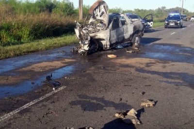 Chocaron un puente en la ruta 4: la camioneta se incendi tras el impacto