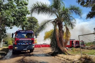 Varias dotaciones de bomberos combaten el incendio del basural en San Jos