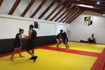 Paranaenses competirn en un torneo de lucha de playa