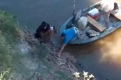 Heroico rescate: pescadores y policas salvaron a un perro que cay al ro