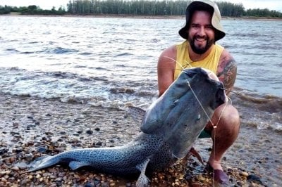 Fue a disfrutar de un da de playa y termin pescando un surub de 40 kilos