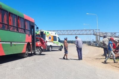 Choque entre un colectivo de cosechadores y una camioneta