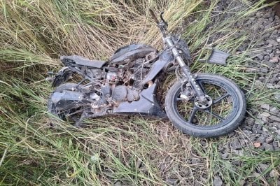 Un tren embisti a una moto y un joven de la localidad result gravemente herido