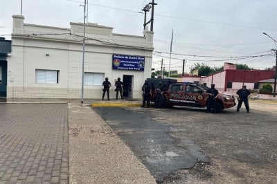 Reforzaron la seguridad de la comisara donde se aloj a los tripulantes de la avioneta con droga