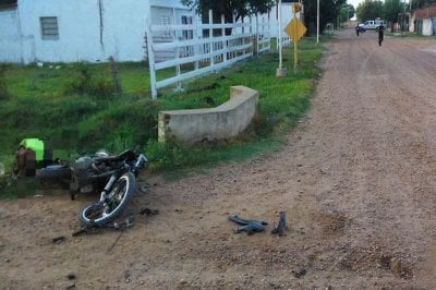 Un motociclista result con graves lesiones al chocar con un camin