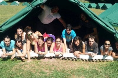 Habrá un campamento de solteros en Melincué Día de los enamorados