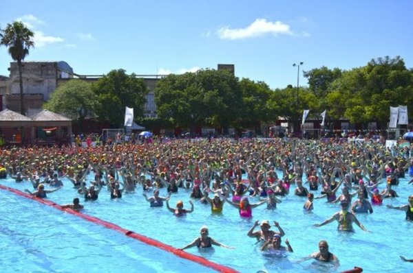 Clase de aquagym en el Saladillo y la muestra acutica Talentos en Parque del Mercado