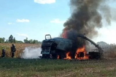 Se prendi fuego una mquina agrcola en Bella Italia: afortunadamente el operario logr salir ileso