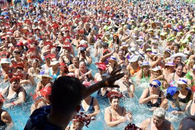 Más de 2.000 personas participaron de la tradicional clase de aquagym en Rosario Integración y recreación