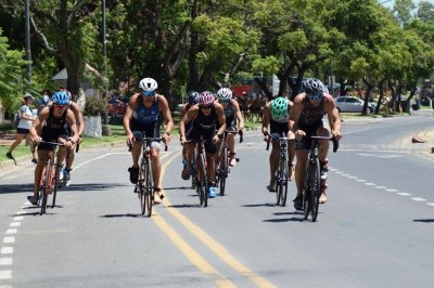 Casi 200 participantes desafiaron el calor en el Triatln de Paran