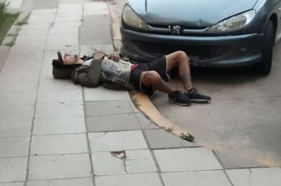 Reconquista: tras vandalizar y robar varios autos, un delincuente termin dormido con las evidencias