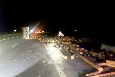 Volc un camin en ruta 18 y desparram palos en la calzada