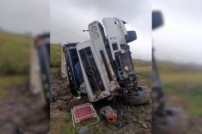 Volc un camin cargado con pescados en la Autopista Santa Fe - Rosario