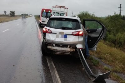 Un automvil choc una defensa a la salida de un puente del arroyo Monje, en la Autopista Brigadier Lpez