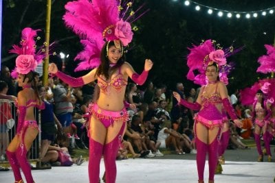 Sastre vuelve a latir al ritmo carioca con la segunda noche de carnavales Brillo y color