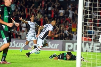 De errar a estar certeros: Colón ganó con goles de «los 9» Venció a Nueva Chicago 2 a 1