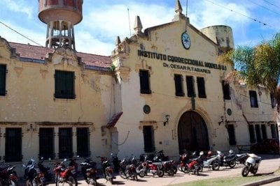 Desmantelan otro tanque de agua tras el derrumbe en la crcel de Coronda