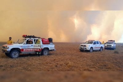 Bomberos luchan contra un incendio en Cacique Ariacaiquín San Javier