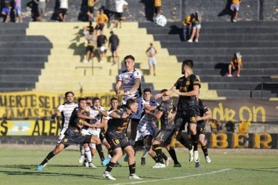 Con el cabezazo de un defensor, Coln gan en Santiago del Estero