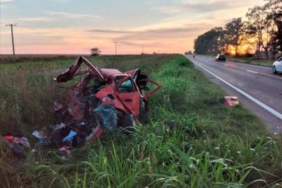 Un camin impact contra un auto y cinco personas sufrieron heridas 