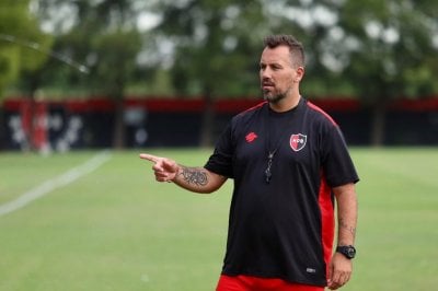 Newells: jugadores "que se tiren de cabeza", la ansiedad del "Ogro" y un volante "guardado" Fútbol