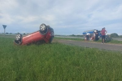 Un auto volc en el intercambiador de Coronda y sus tres ocupantes resultaron heridos