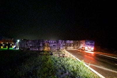 Un camión volcó en la autopista Rosario-Santa Fe y dejó un hombre herido A la altura de Monje