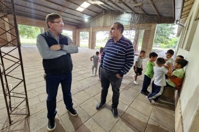 Borla recorri las nuevas obras de la escuela de Cayastacito