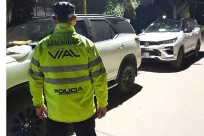 Los detuvieron con camionetas robadas e intentaron sobornar a los policas