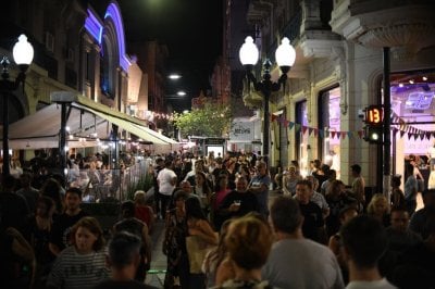 Concurrencia masiva para la primera Noche de las Peatonales del ao