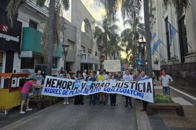 Cientos de personas marcharon por las calles de Gualeguaych